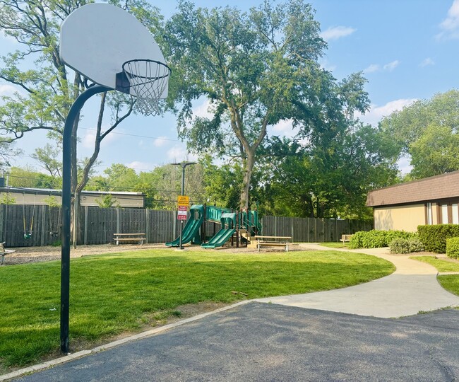 Building Photo - 325 Shadow Bend Dr