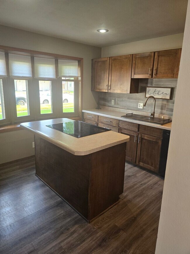 Foto del edificio - Charming 4-Bedroom Home with Modern Comfor...