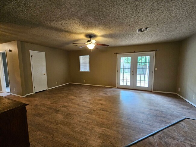 Foto del edificio - 1703 Village Dr