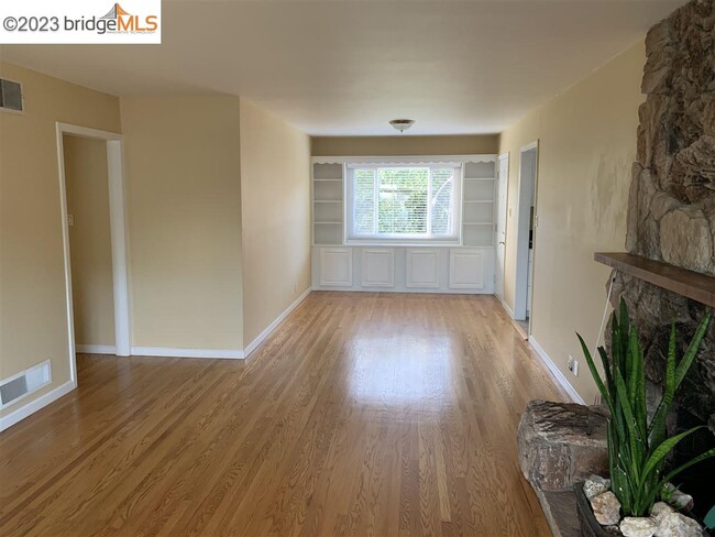 Building Photo - 2433 Lyle Ct