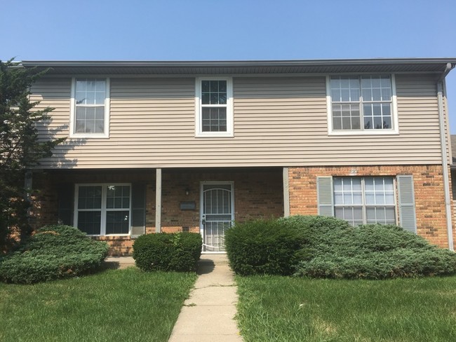 Building Photo - PENDING-Large Condo in Warren Township!