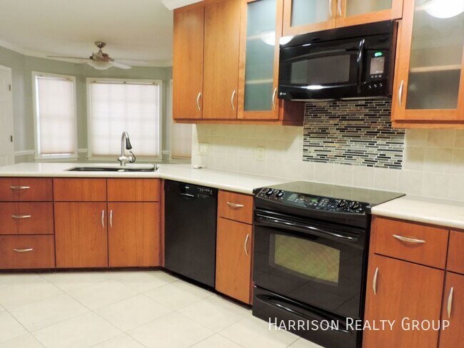 Building Photo - Rare 4br/2.5ba Ranch Find in Cary