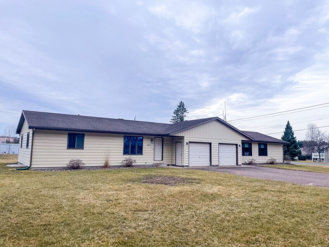 Primary Photo - 3 Bedroom 1 Bathroom Duplex in Eau Claire,...