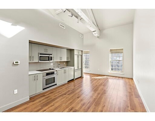 Building Photo - 33 3rd St