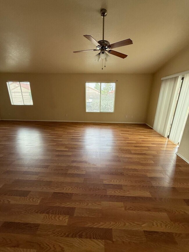Foto del edificio - 3 bedroom 2 bath rental home with 2 car ga...