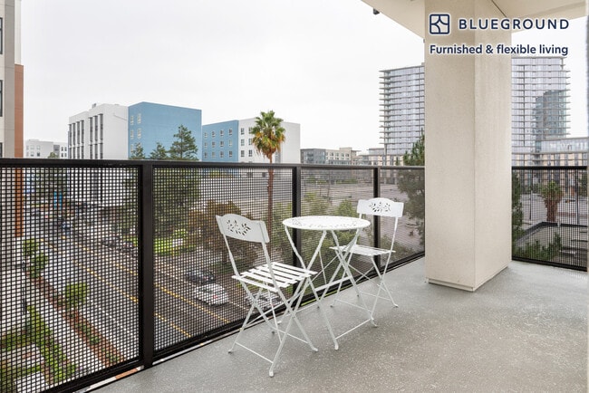 Foto del edificio - 2333 Calle Del Mundo