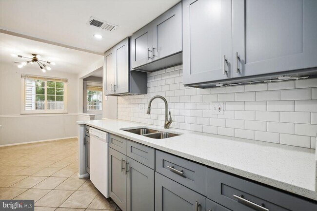 Foto del edificio - 8213 Claremont Woods Dr