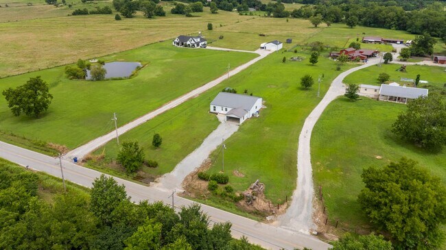 Foto del edificio - Modern Comfort on 1 Acre in Coweta – Available Now!