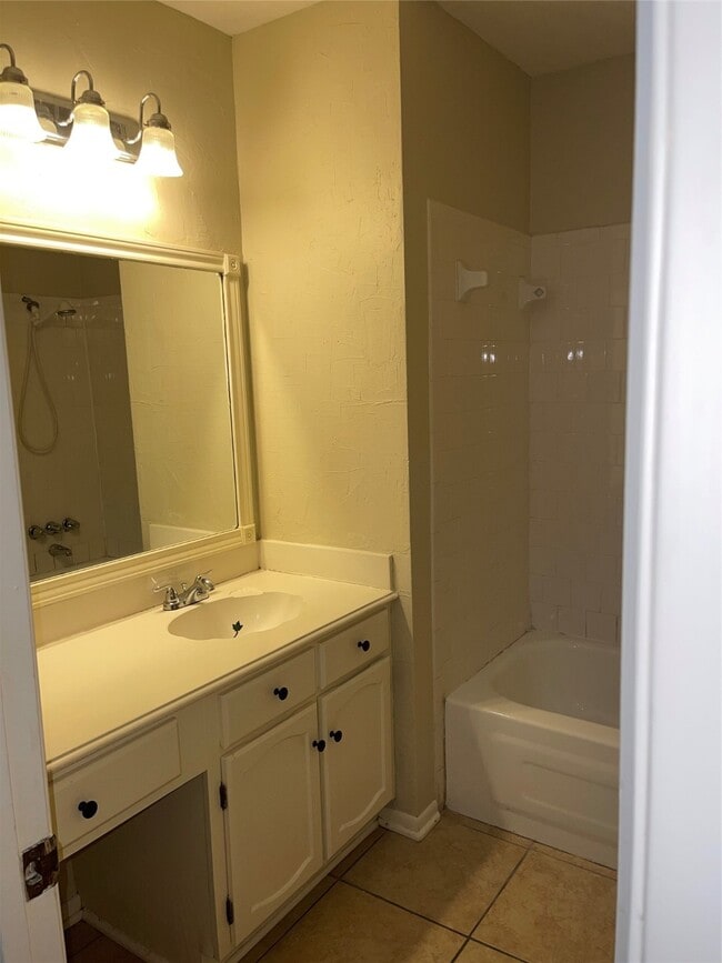 Foto del edificio - 4809 Oak Hollow St