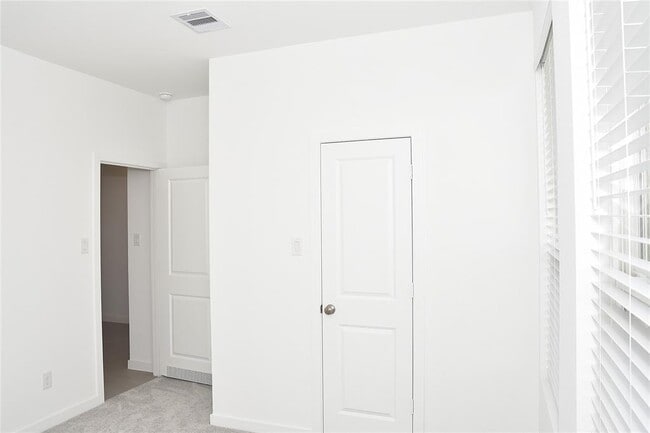 Building Photo - 10606 Summers Wy