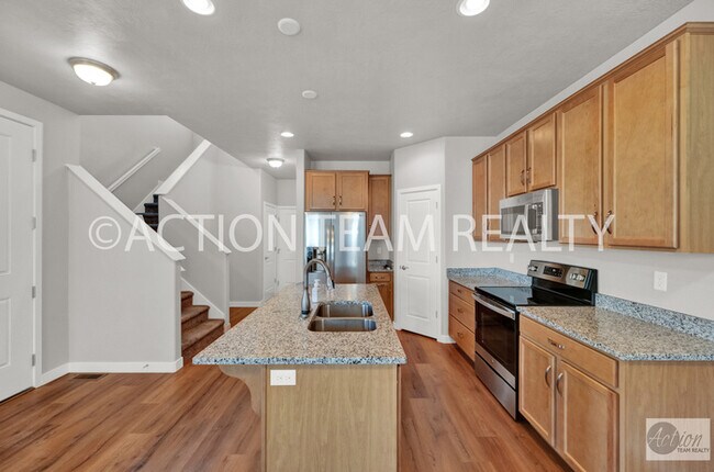 Building Photo - Beautiful Townhome in Bluffdale