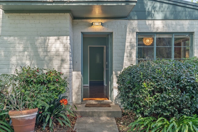 Foto del edificio - 5116 Village Grn