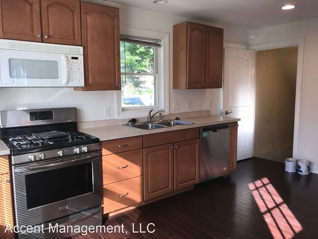 Building Photo - 5 br, 2 bath House - 2021 Monroe St