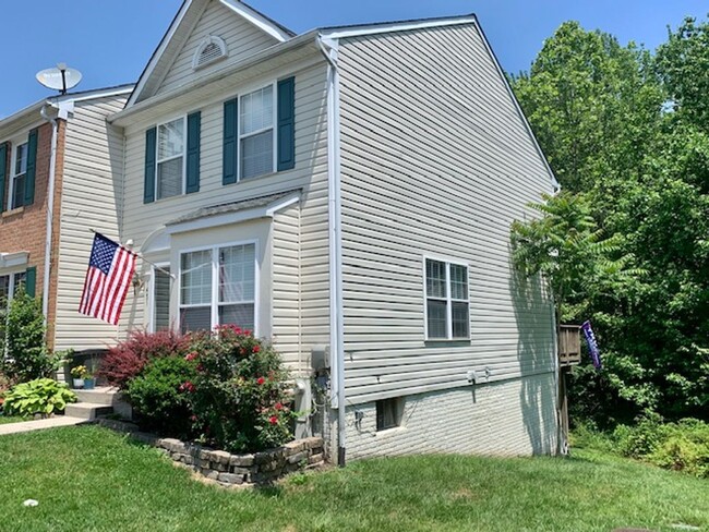 Building Photo - Beautiful End of Row Townhouse