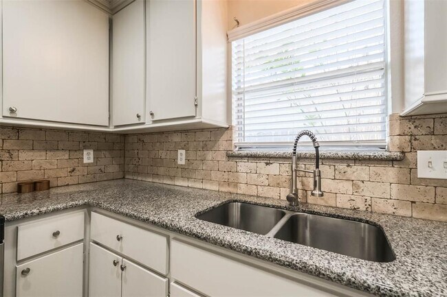 Foto del edificio - 3331 Strong Winds Dr