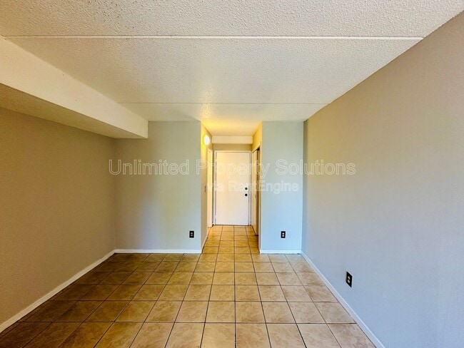 Building Photo - 456 Racine Dr
