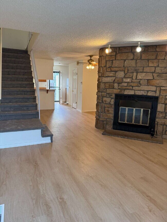 Foto del edificio - Cozy 2 Bed, 1.5 Bath Townhouse with Fireplace + Community Pool + Reserved Parking Space!