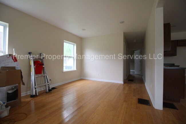 Building Photo - 2125 Gladstone Ave