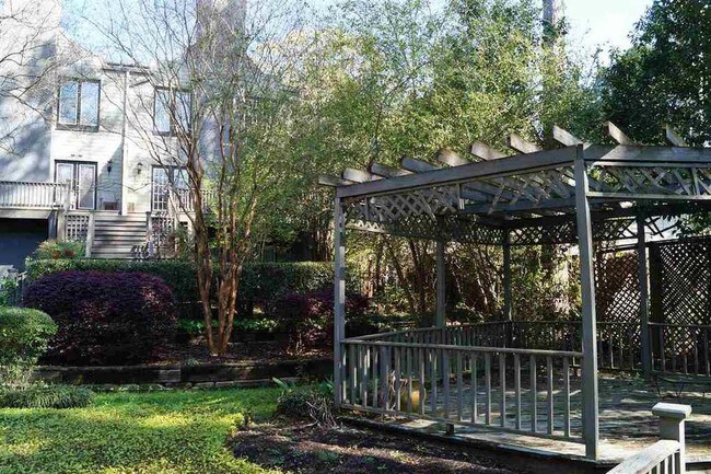 Foto del edificio - 1328 Roxbury Ct