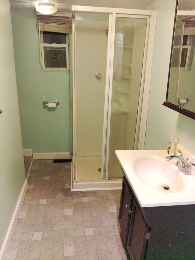 baño - 203 E Cross St