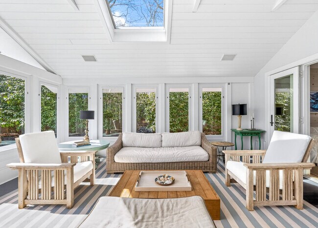 Foto del edificio - 1137 Springs Fireplace Rd