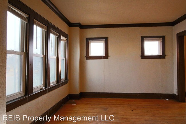 Building Photo - 623 W Capitol Dr