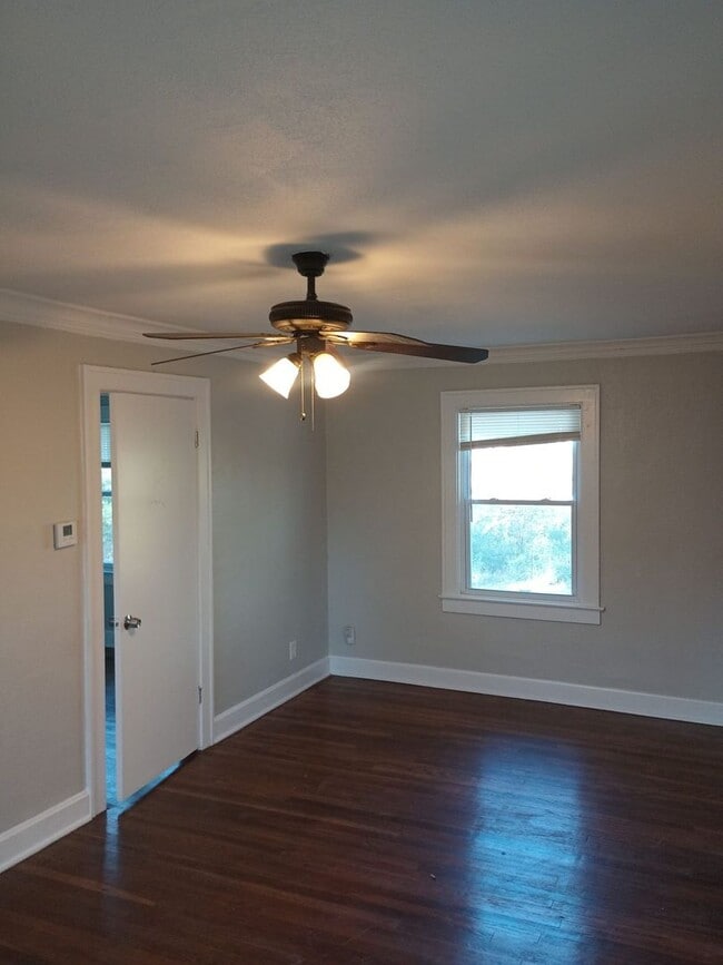 Building Photo - Sweet 2 Bedroom, 1 bath in Kansas City!