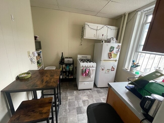 Building Photo - No Fee Split 2 Bed on Green Line Nice large even rooms HT HW Inc STUDENTS ok