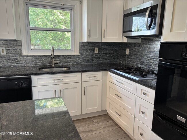 Foto del edificio - 217 Elmwood Rd