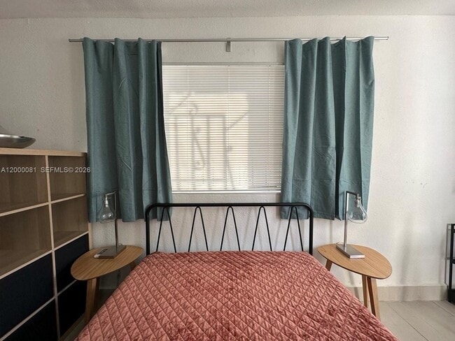 Foto del edificio - 1637 SW 16th St