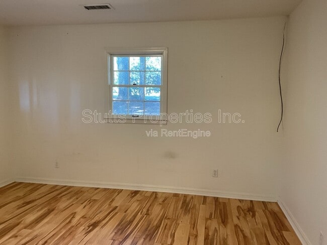 Building Photo - 2114 Crestline Dr