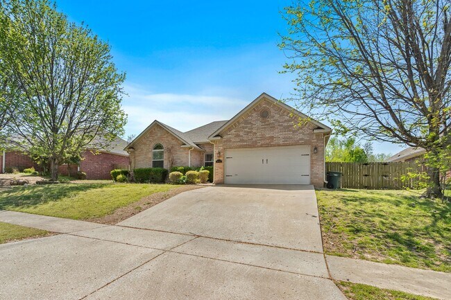 Foto del edificio - Come home to this gorgeous, light-filled home with an enormous and beautiful backyard!