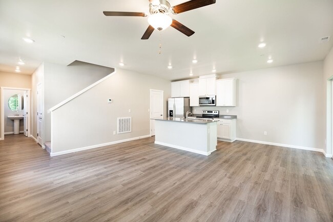 Building Photo - Newer 4 bdrm plus Flex Room Home In Town- 1 Months rent concession!