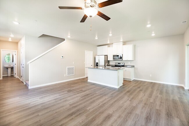 Building Photo - Newer 4 bdrm plus Flex Room Home In Town
