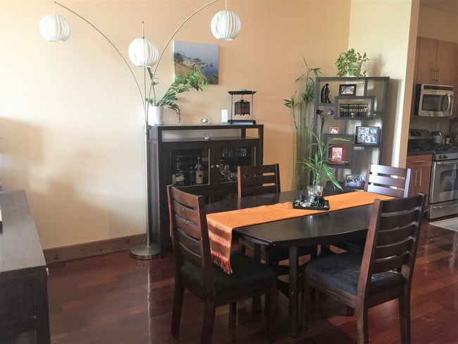 Building Photo - 3133 N Lakewood Ave