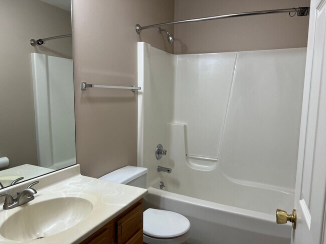 Foto del edificio - Very sharp 3 BR, 2.5 bathroom,  updated appliances, hardwood flooring