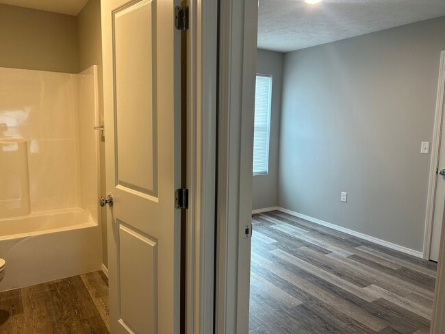 Foto del edificio - 3 bedroom home with fenced in back yard!