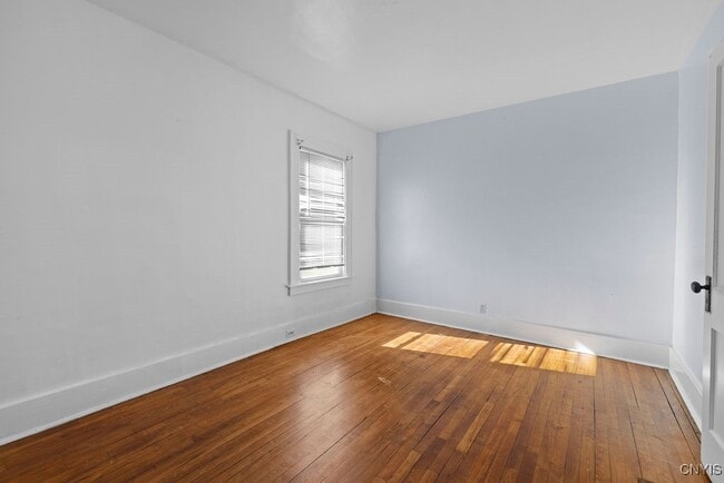 Building Photo - 401 Valley Dr