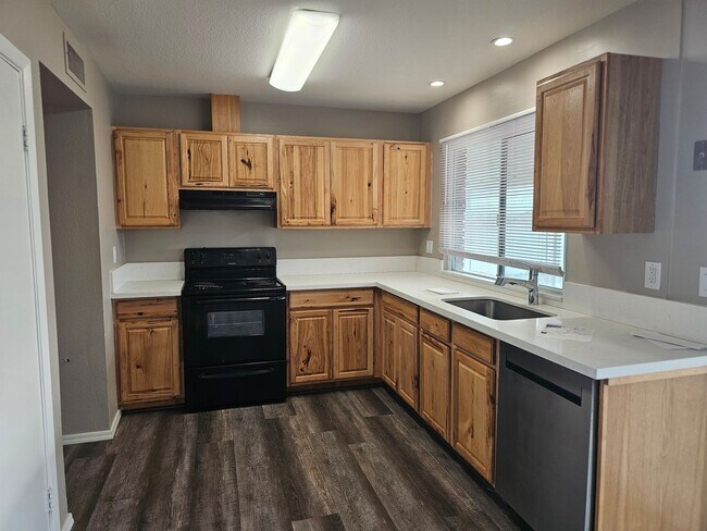 Foto del edificio - MOVE IN SPECIAL ONE MONTH FREE RENT!!Unfur...
