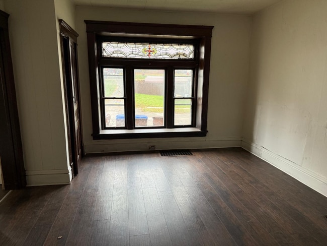 Building Photo - 447 E Silver St