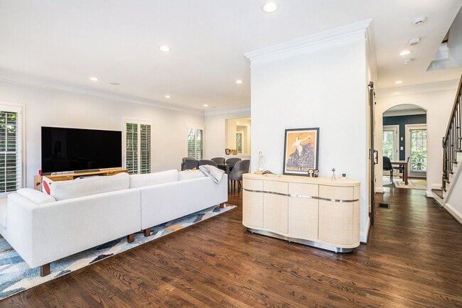 Building Photo - Luxury Townhome Where Midtown Meets Buckhead
