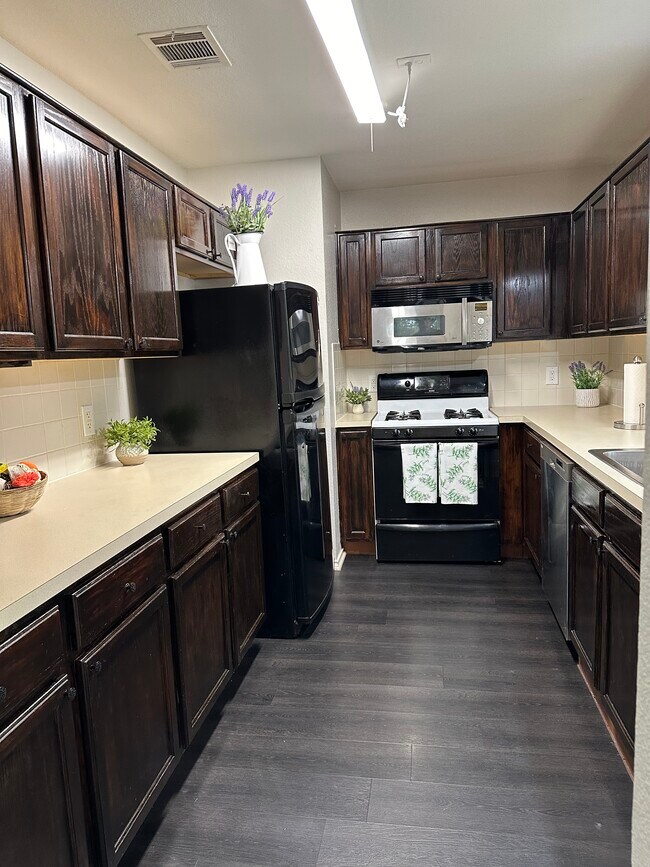 Building Photo - 900 Hollow Trail Ct