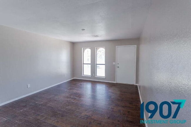 Building Photo - Spacious 5-Bedroom Home in Moore with Rece...