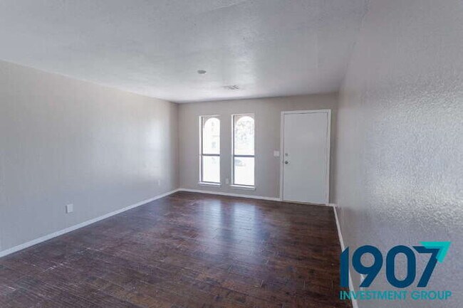Foto del edificio - Spacious 5-Bedroom Home in Moore with Rece...