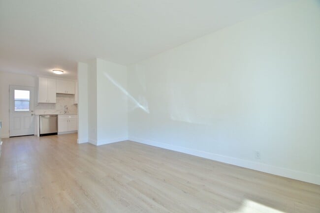 Building Photo - j421