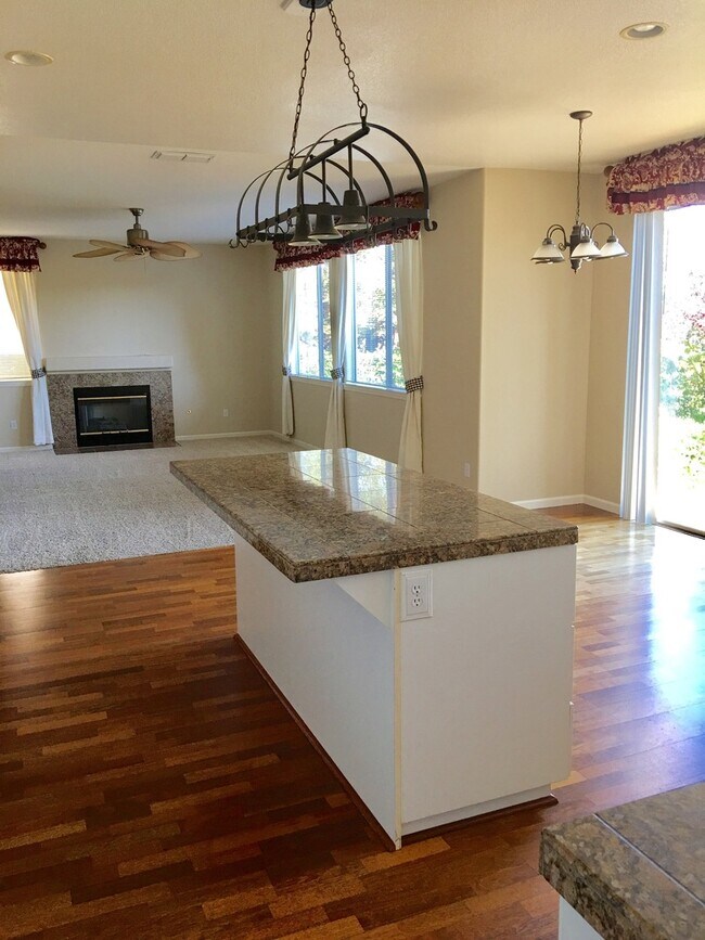 Foto del edificio - Large, Dog Friendly Rocklin Home with a View!