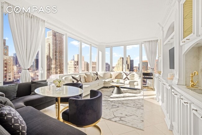 Foto del edificio - 310 W 52nd St