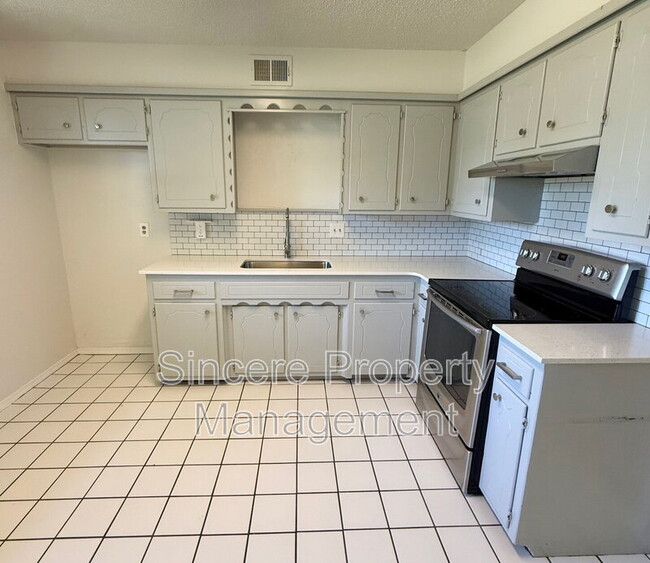 Building Photo - 813 S Meadow Ln