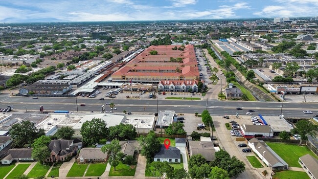 Foto del edificio - 6249 Locke Ln
