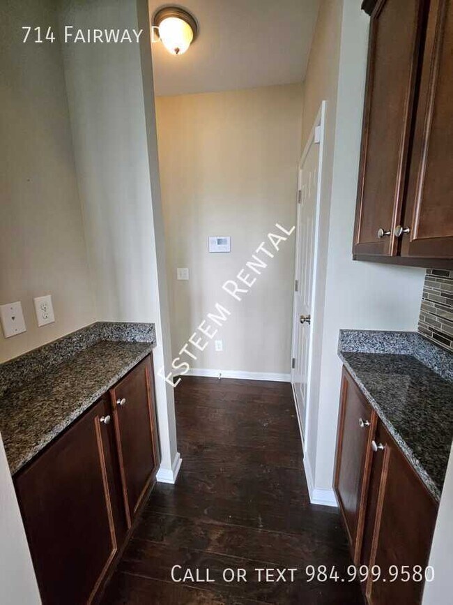 Foto del edificio - 714 Fairway Dr